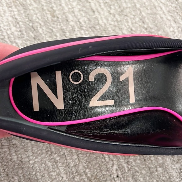 NWOT No. 21 Numero Ventuno Black and Hot Pink Bow Heels - Picture 11 of 11